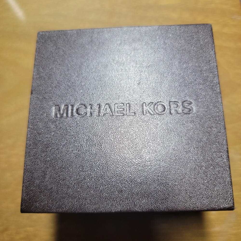 Michael Kors Layton Chronograph Black Dial Gold. Comes with box & extra links - Picture 5 of 7